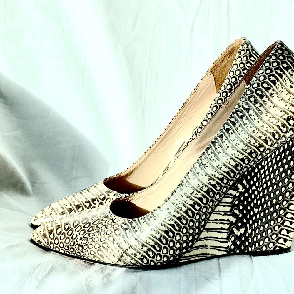 Pour la Victoire Snakeskin Dress Wedges Heels 6.5